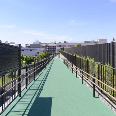 広場へのスロープ（中央本町三丁目のびのび広場）