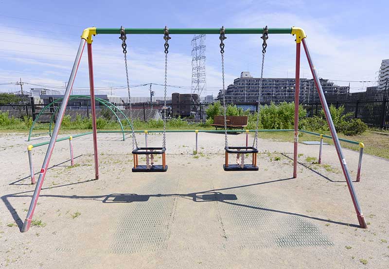 幼児用ブランコ（中央本町三丁目のびのび広場）