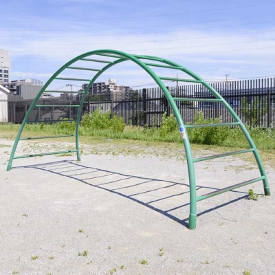 太鼓橋型のうんてい（中央本町三丁目のびのび広場）