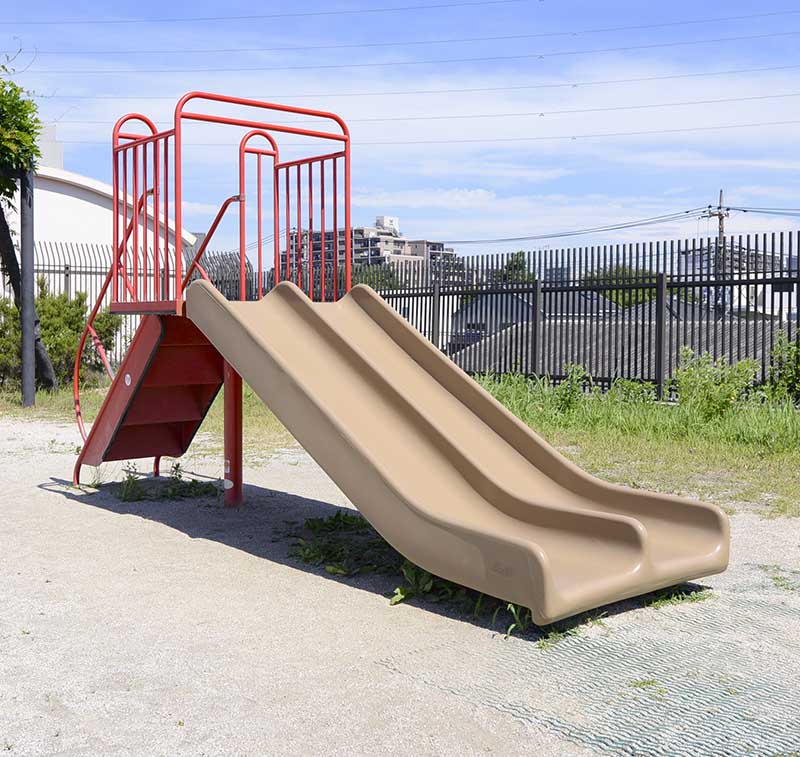 幼児用滑り台（中央本町三丁目のびのび広場）