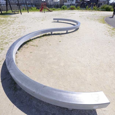 S字の平均台（中央本町三丁目のびのび広場）