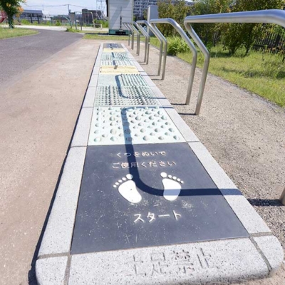 あしつぼ歩道（中央本町三丁目のびのび広場）