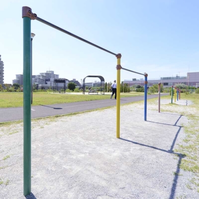 鉄棒（中央本町三丁目のびのび広場）