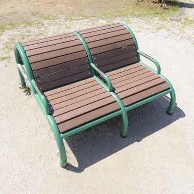 背伸ばしベンチ（中央本町三丁目のびのび広場）