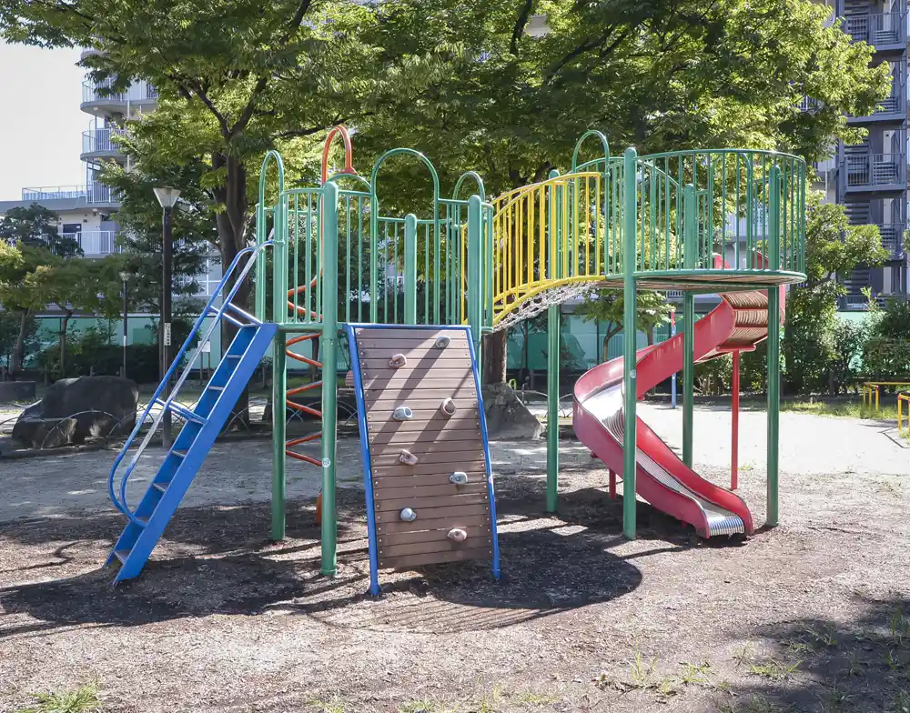 足立区立小台公園にあるコンビネーション遊具