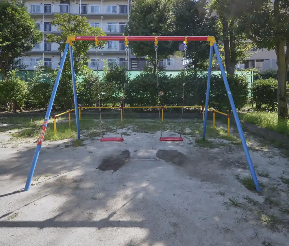 足立区立小台公園にあるブランコ