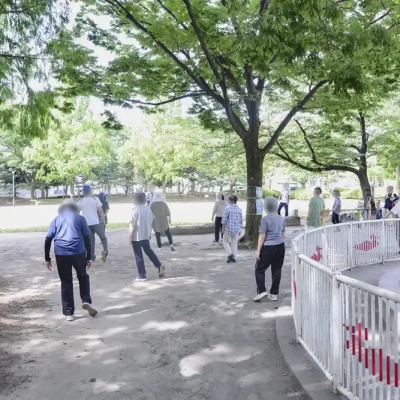 パークで筋トレで運動している参加者（大谷田公園）