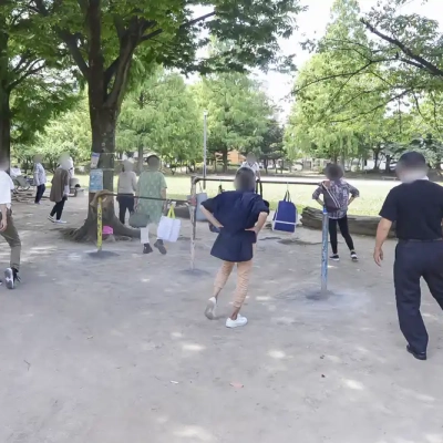 パークで筋トレで運動している参加者（大谷田公園）