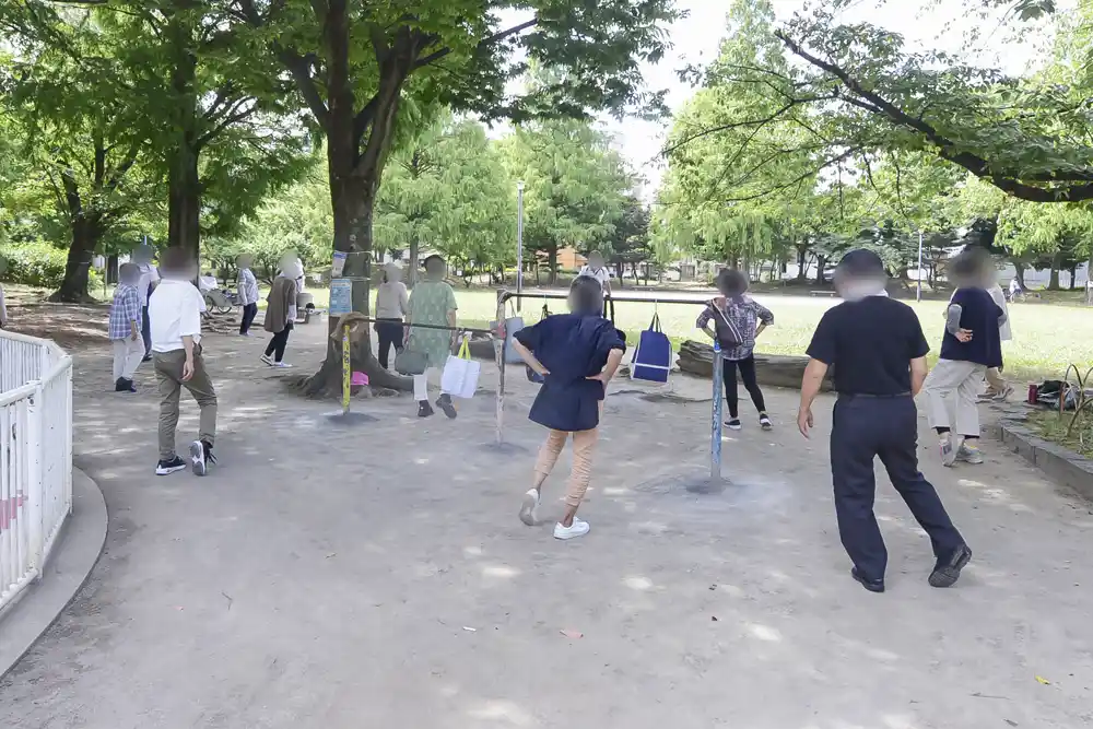 パークで筋トレで運動している参加者（大谷田公園）
