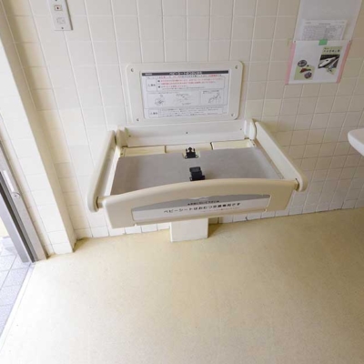 多目的トイレのオムツ交換台（大谷田南公園）