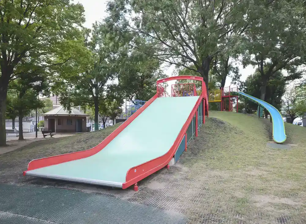 押部公園の大きな滑り台