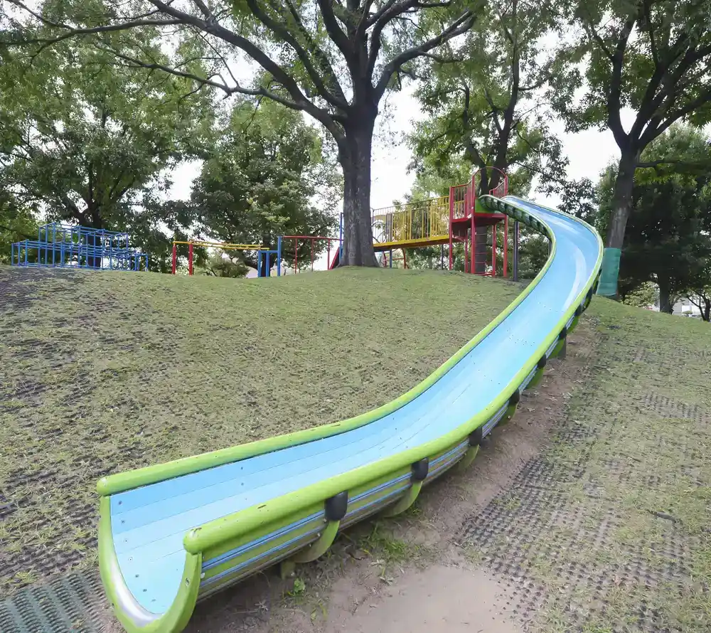 押部公園のロング滑り台