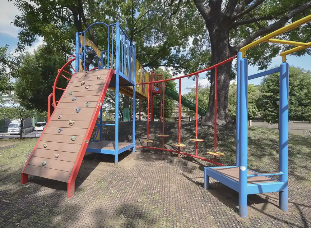 押部公園の複合アスレチック