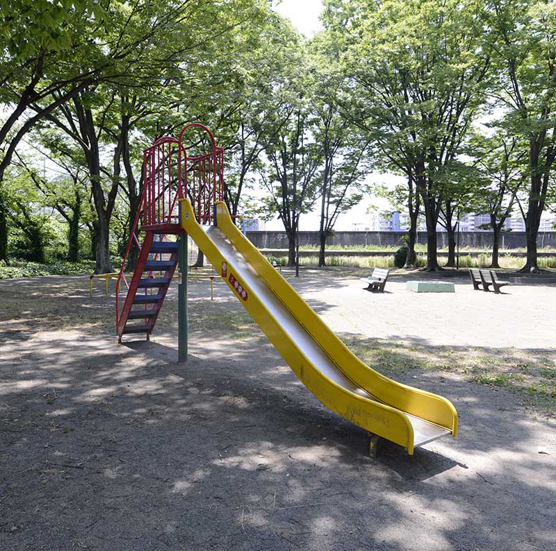 滑り台（尾竹橋公園）