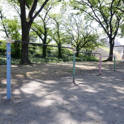 鉄棒（尾竹橋公園）
