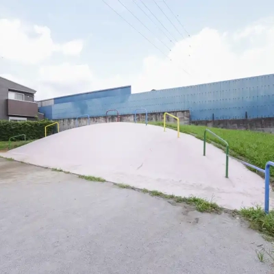 ougityuou-playground-equipment-7 扇中央公園にあるコンクリート製の大きな滑り台