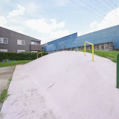 ougityuou-playground-equipment-8 扇中央公園にあるコンクリート製の大きな滑り台