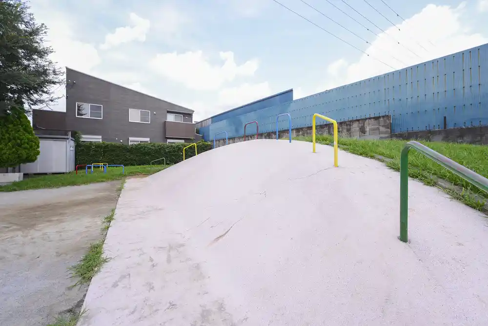 ougityuou-playground-equipment-8 扇中央公園にあるコンクリート製の大きな滑り台