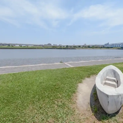 虹の広場のオブジェ（荒川河川敷）