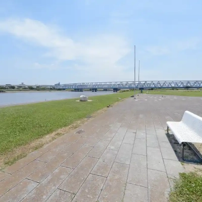 虹の広場と荒川（荒川河川敷）