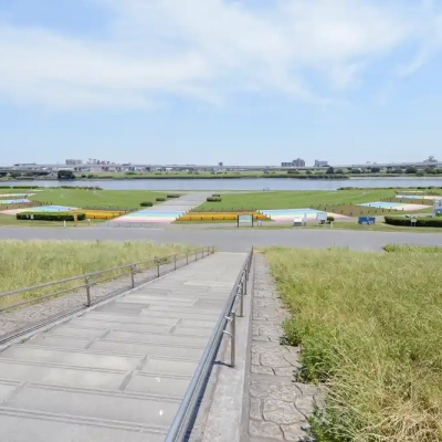虹の広場全景（荒川河川敷）