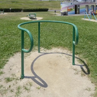 腰回し健康器具：虹の広場（荒川河川敷）