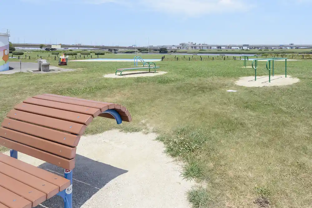 健康器具コーナー：虹の広場（荒川河川敷）