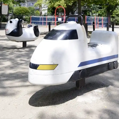 パンダと新幹線のロッキング遊具（関屋公園）