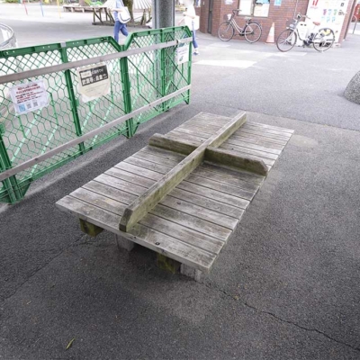 じゃぶじゃぶ池のベンチ（荷物置き）