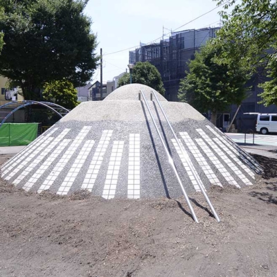 山の遊具（千住旭公園）