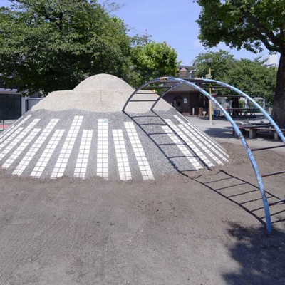 山の遊具（千住旭公園）