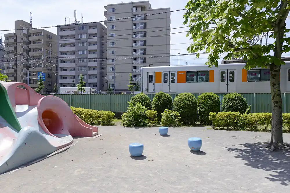 senjuhigashimachi-train-1 公園から見える電車(千住東町公園)