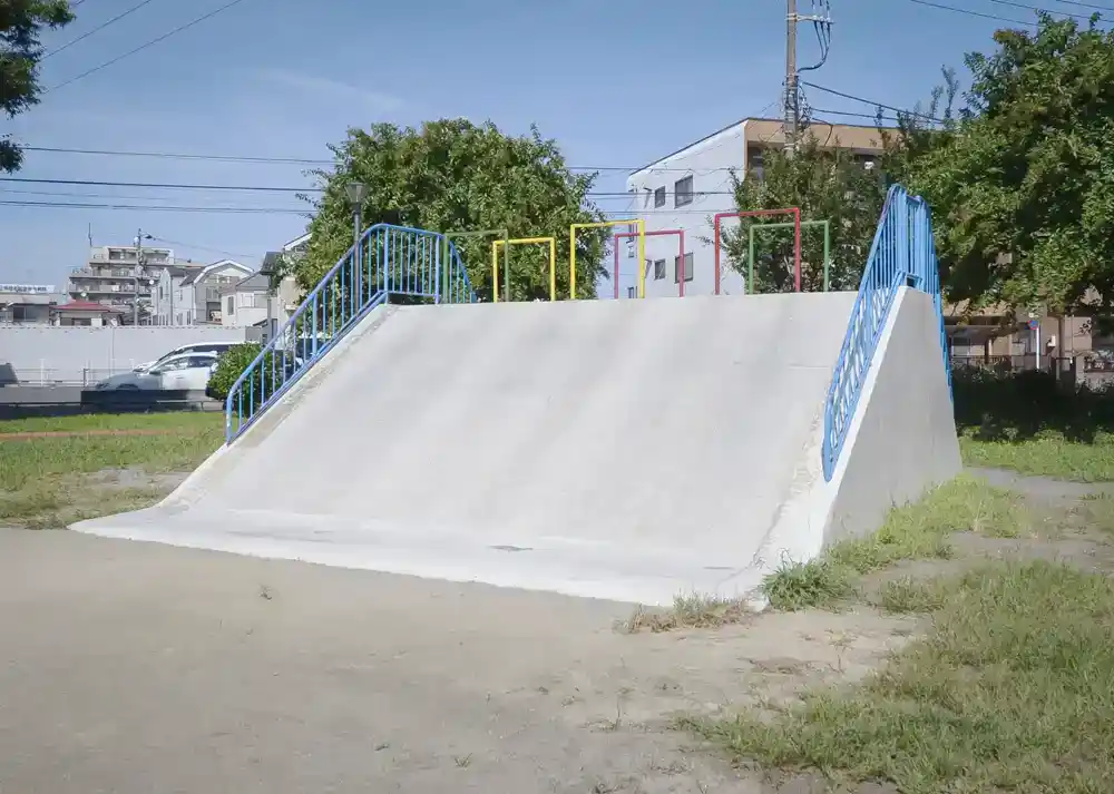 島糀屋公園の大きな滑り台