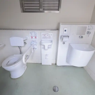 新田稲荷公園のトイレにあるベビーチェアー