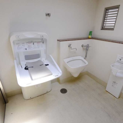 shindensakura-toilet-2 トイレのオムツ交換台(新田さくら公園)