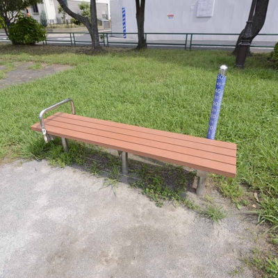 上体そらしベンチ（新西新井公園）