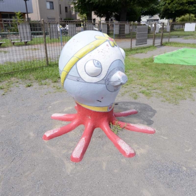 タコの象形遊具（新西新井公園）