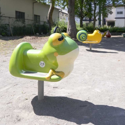 動物のロッキング遊具（下の公園）