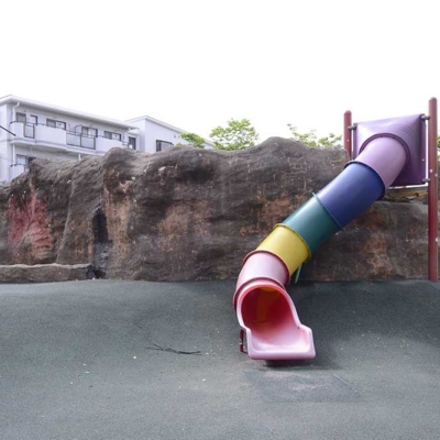 岩山裏の滑り台（下河原公園）