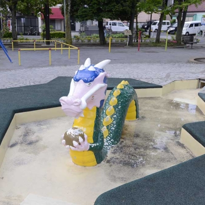 ドラゴンの象形遊具（下河原公園）