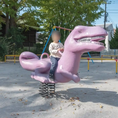 砂原第一公園にある恐竜のロッキング遊具