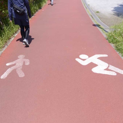 内側はウォーキングコース、外側はジョギングコース