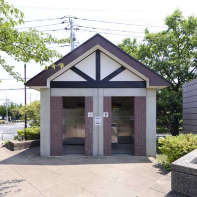 多目的広場のすみにある簡易トイレ（総合スポーツセンター公園）