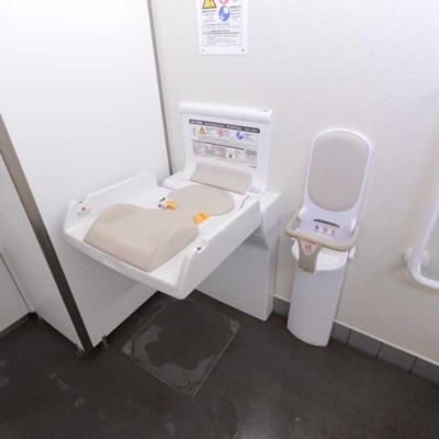 多目的トイレにあるおむつ交換台（総合スポーツセンター公園）