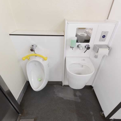 多目的トイレにある男児用小便器（総合スポーツセンター公園）