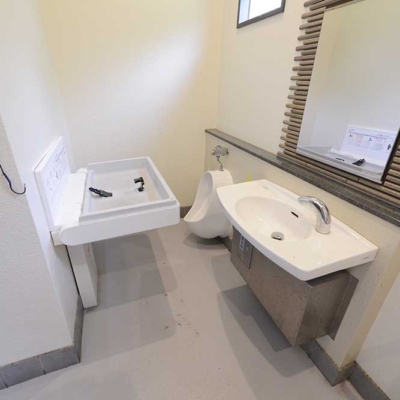 syoubu-toilet-5 駅側のトイレ、男児用小便器とオムツ交換台(しょうぶ沼公園)