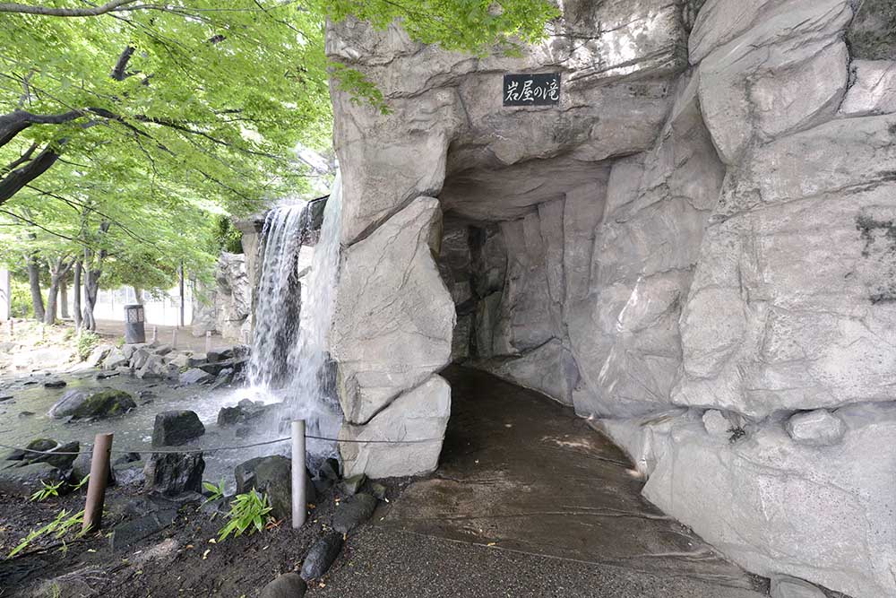 syoubu-waterside-2 岩屋の滝(しょうぶ沼公園)
