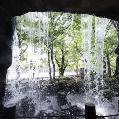 syoubu-waterside-3 岩屋の滝、裏側(しょうぶ沼公園)