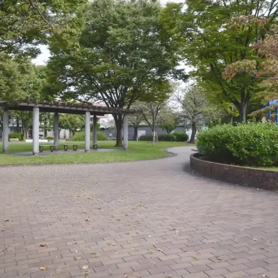 竹北公園の整備された歩道。車イスでも利用しやすいインクルーシブ施設がある公園