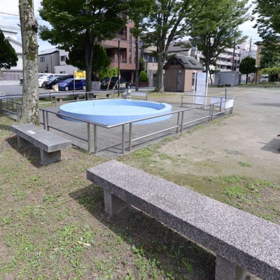 じゃぶじゃぶ池近くのベンチ